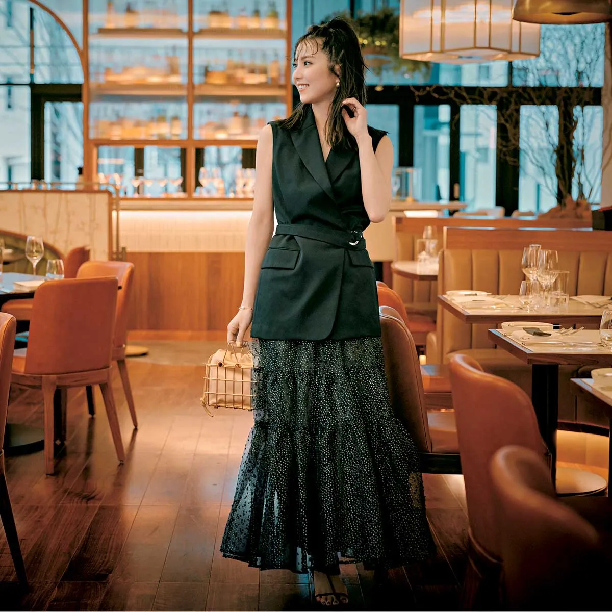 夏のジレコーデでおすすめのテーラードジレ×チュールスカートの石川恋さん