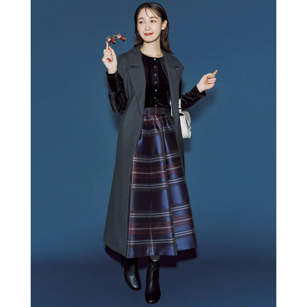 秋のジレコーデでおすすめのカーデ×チェックスカート×ロングジレの藤井サチさん