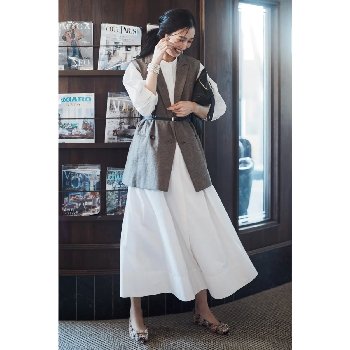 秋のジレコーデでおすすめの白ワンピ×ジレ×ベルトの林田岬優さん