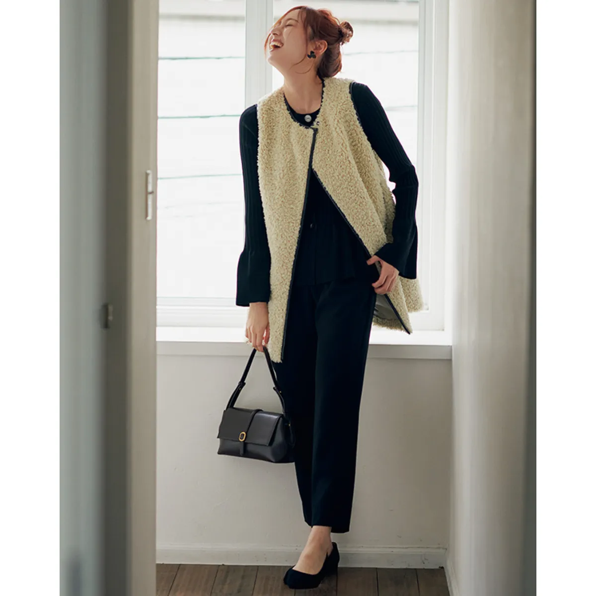 冬のジレコーデでおすすめの黒ニット×パンツ×ボアジレの梅澤美波さん