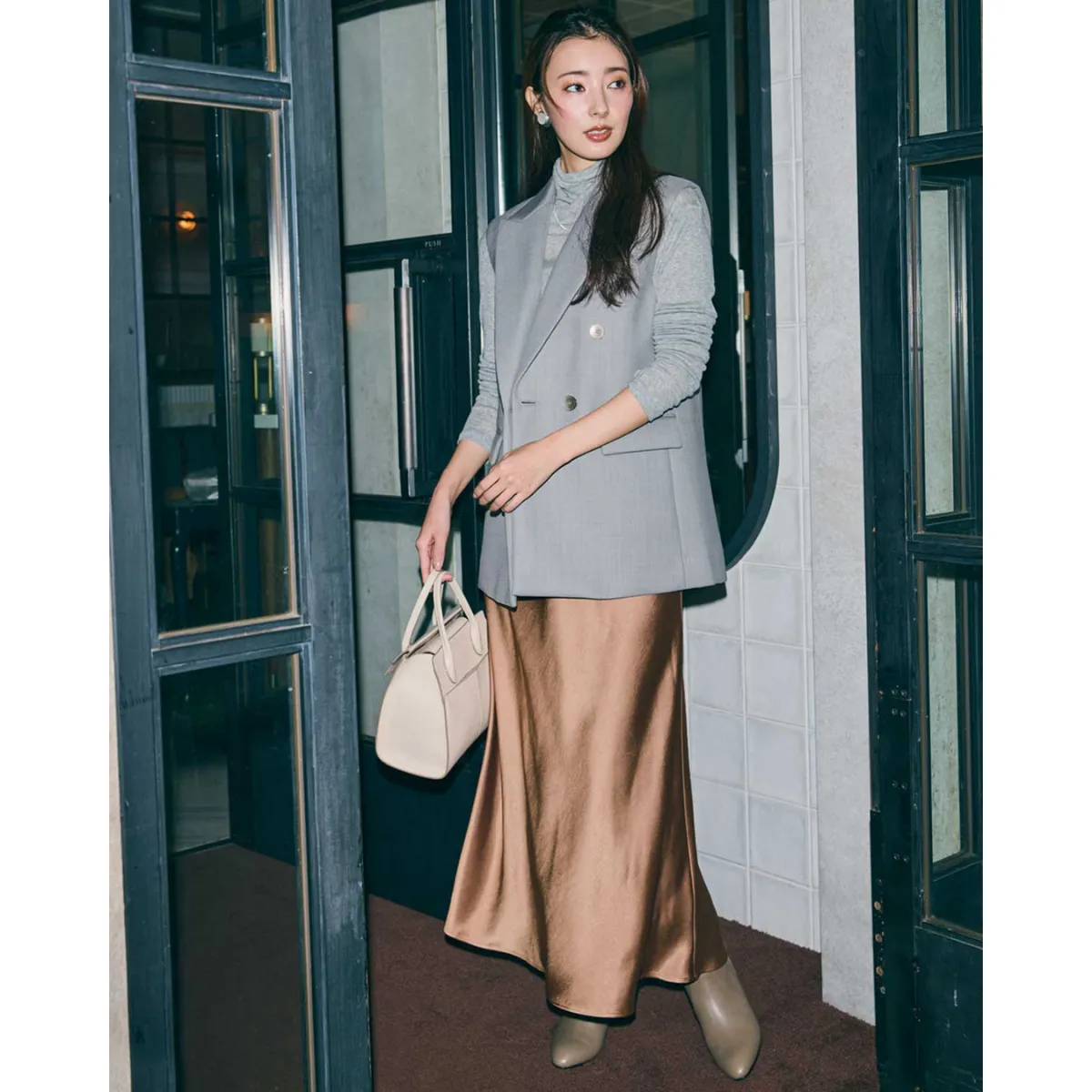 冬のジレコーデでおすすめのタートル×サテンスカート×テーラードジレの宮本茉由さん