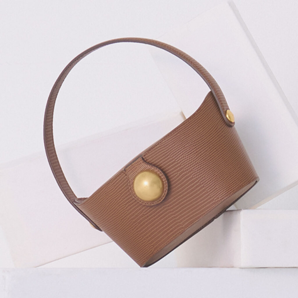 NUERの横長バッグ