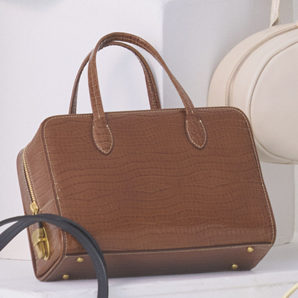 TOUT Y ESTの横長バッグ