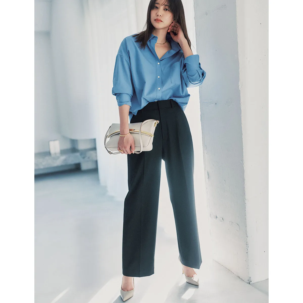 骨格ストレートにおすすめのシャツ×パンツの山崎紘菜さん