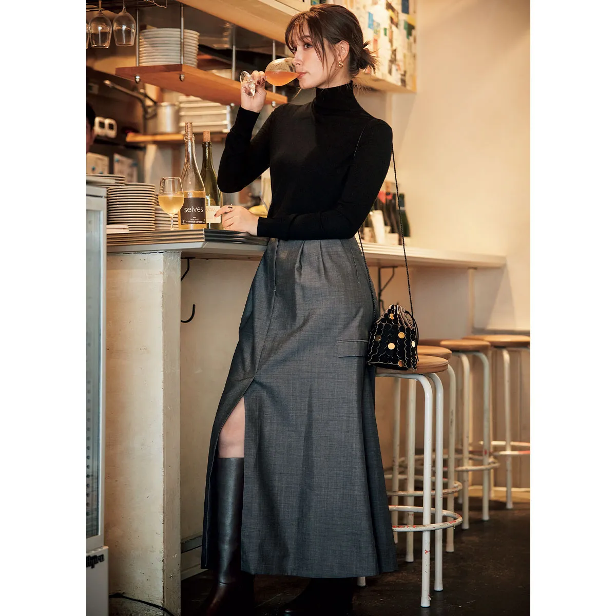 骨格ストレートにおすすめの黒タートル×スリットスカートのトラウデン直美さん