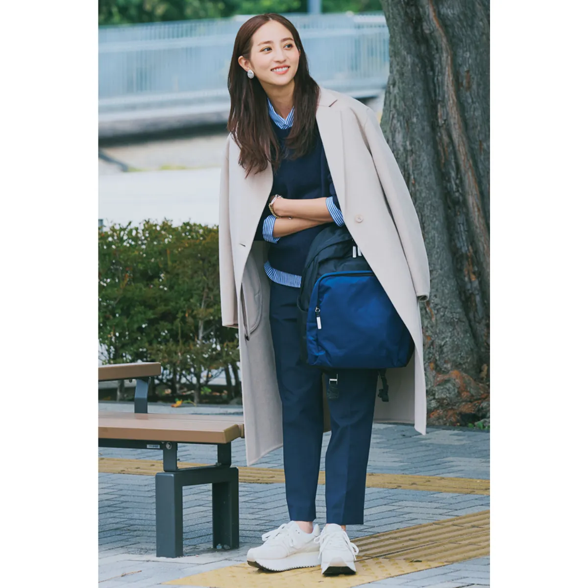 骨格ストレートにおすすめのロングコート×パンツの堀田茜さん