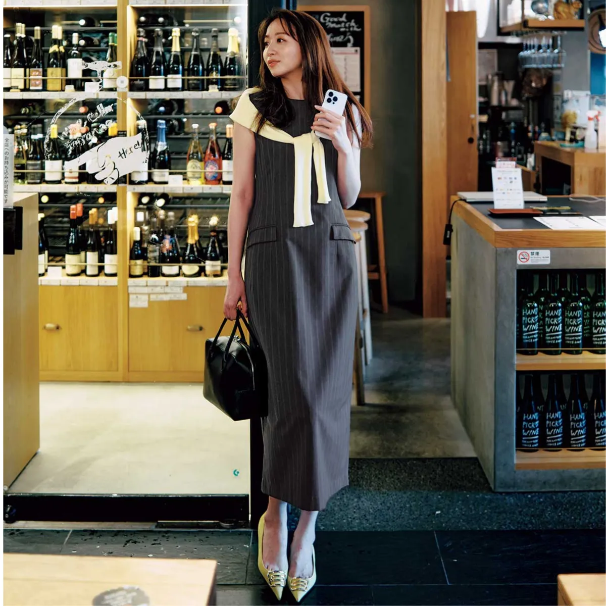 骨格ストレートにおすすめのストライプ柄ワンピにかーでを肩掛けした鹿沼憂妃さん