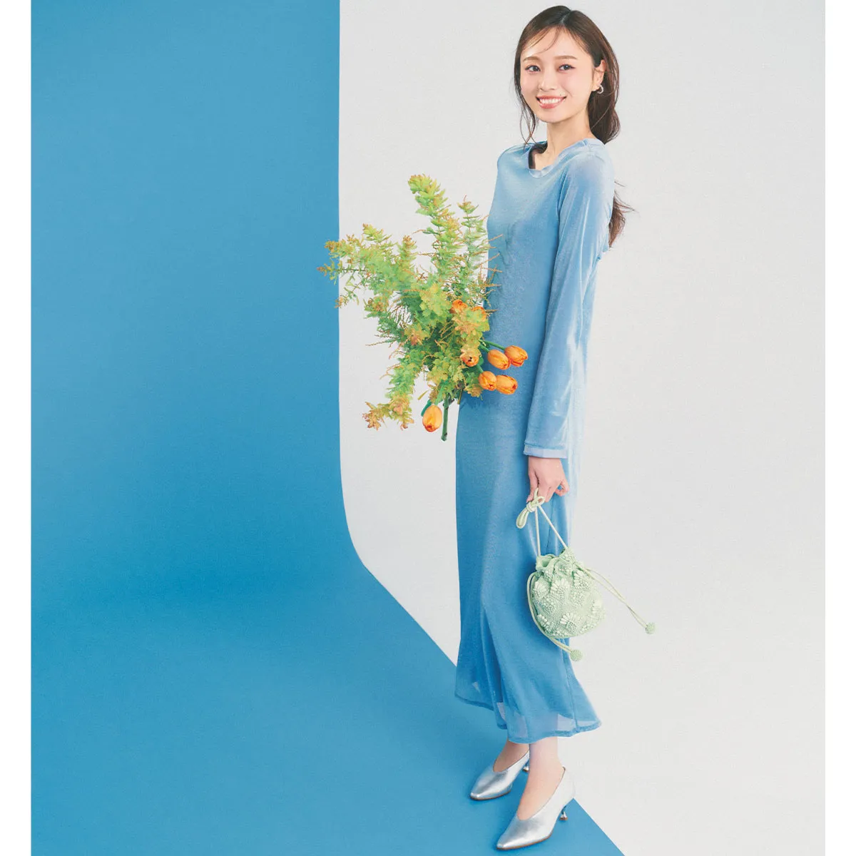 骨格ストレートにおすすめのベロアワンピを着ている梅澤美波さん