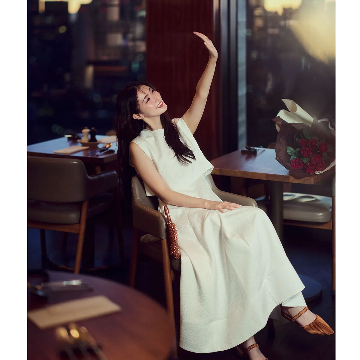 骨格ストレートにおすすめの立体感のある白ワンピをきた宮本茉由さん