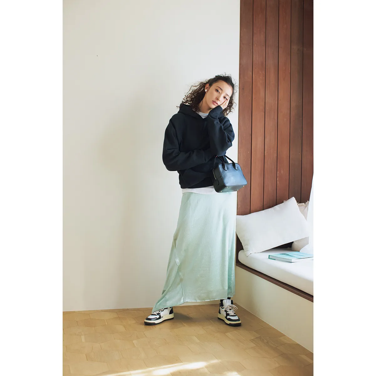 骨格ストレートにおすすめのサテンスカート×ハーフジップの宮本茉由さん