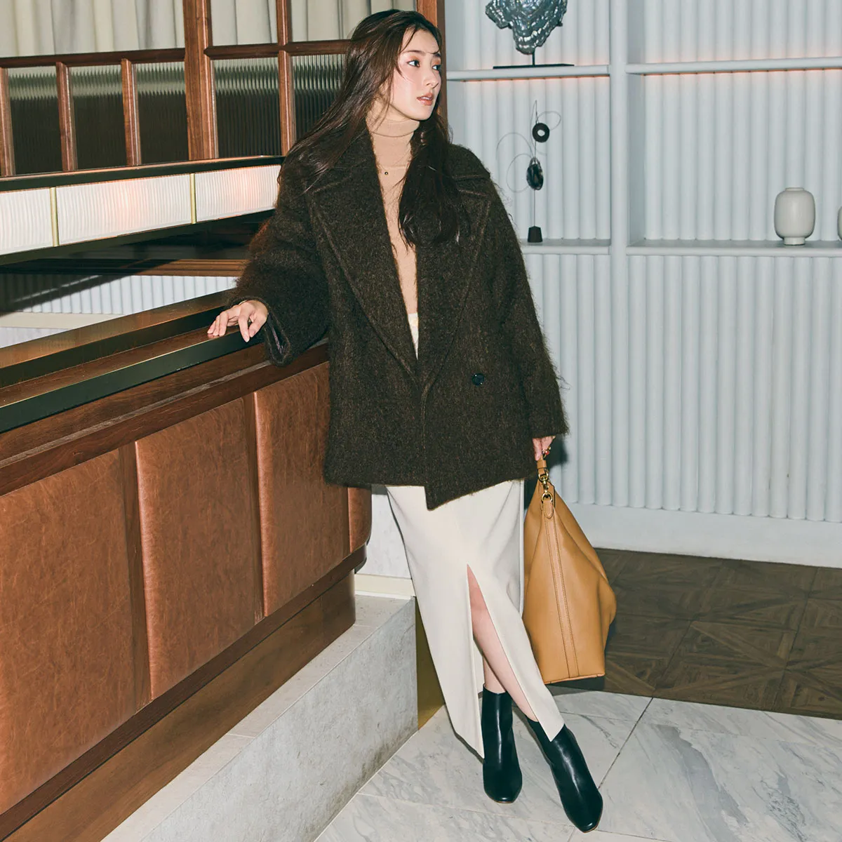 骨格ストレートにおすすめのタイトスカート×タートルにゆったりシルエットのコートを羽織った宮本茉由さん