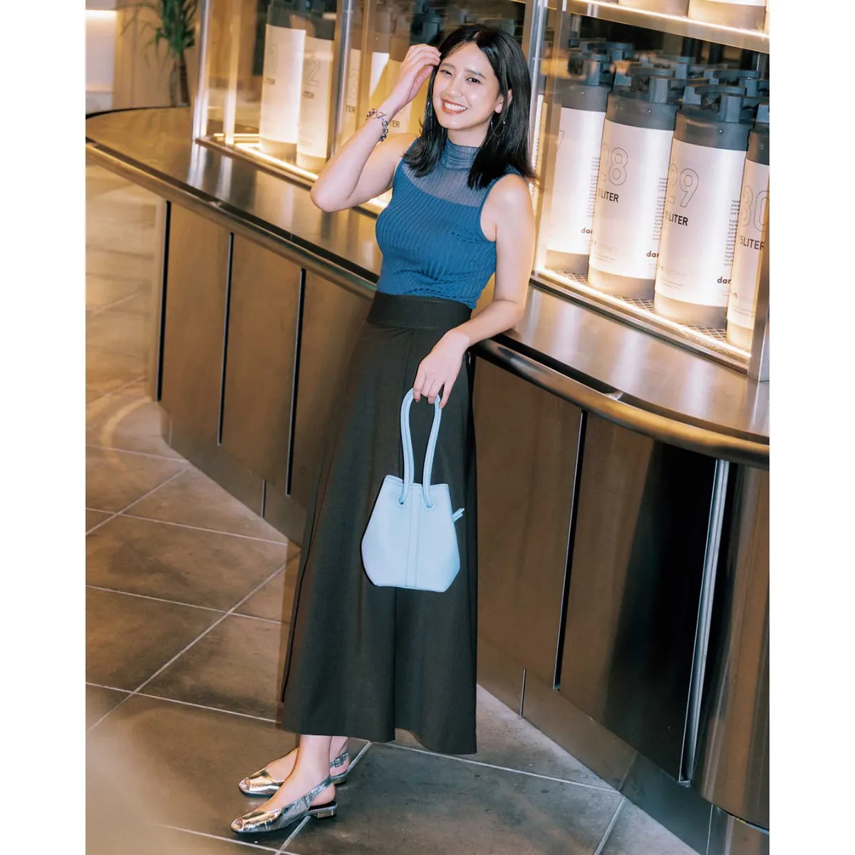 骨格ストレートにおすすめのジャストサイズのニット×スカートの山崎紘菜さん