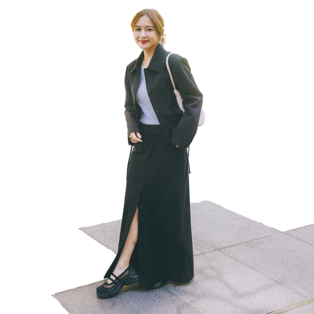 ジャケットとスリット入りロングスカートのブラックコーデ