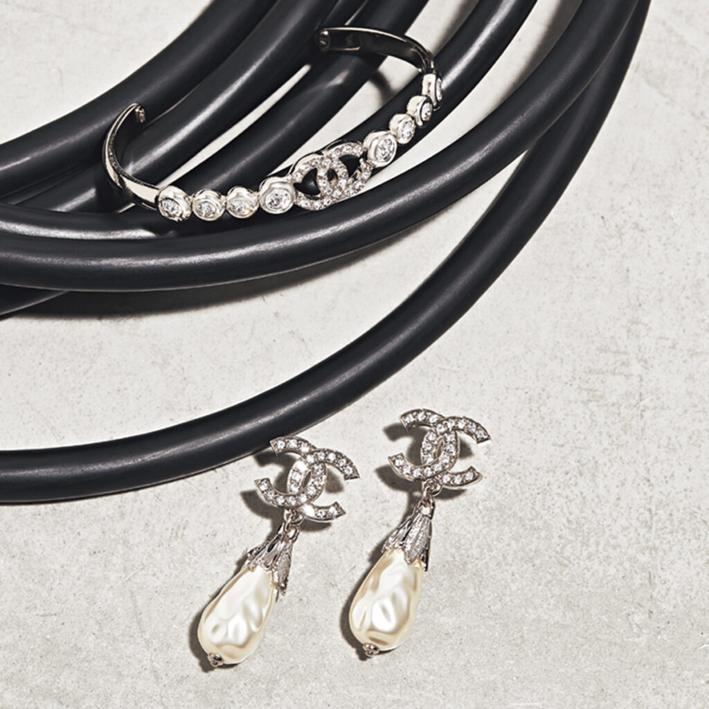 シャネルのピアスとブレスレット