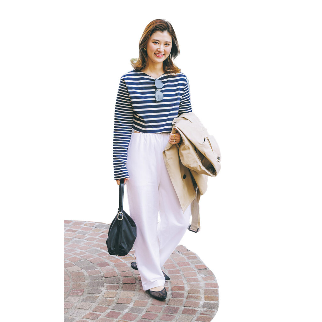 ボーダートップスと白パンツのコーデ