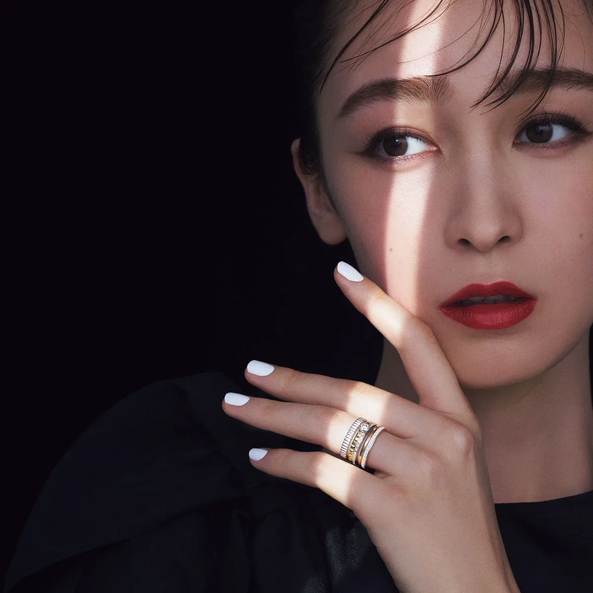 ブシュロンの「キャトル」リングを左手薬指につけた藤井サチさん。
