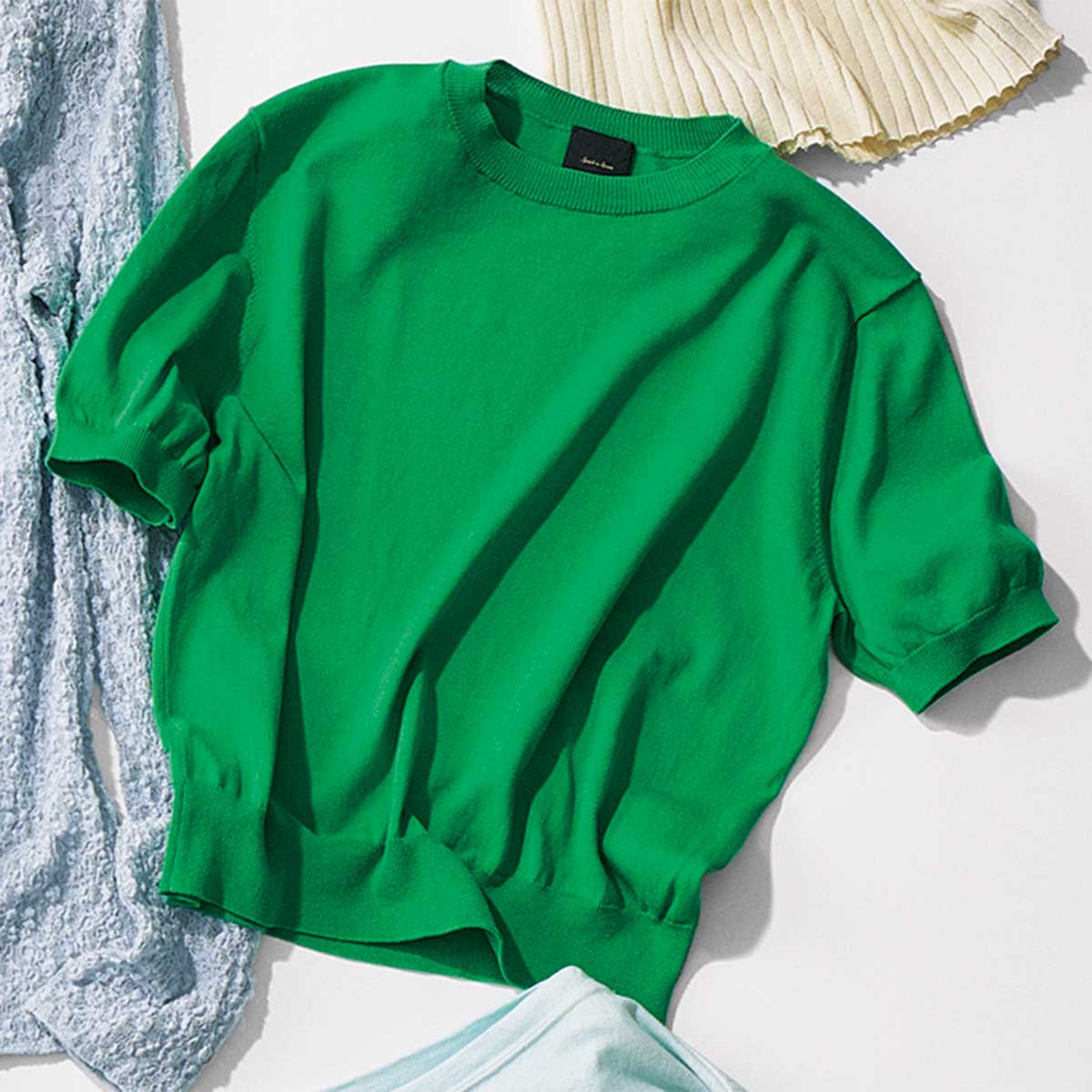 グリーンの半袖ニット