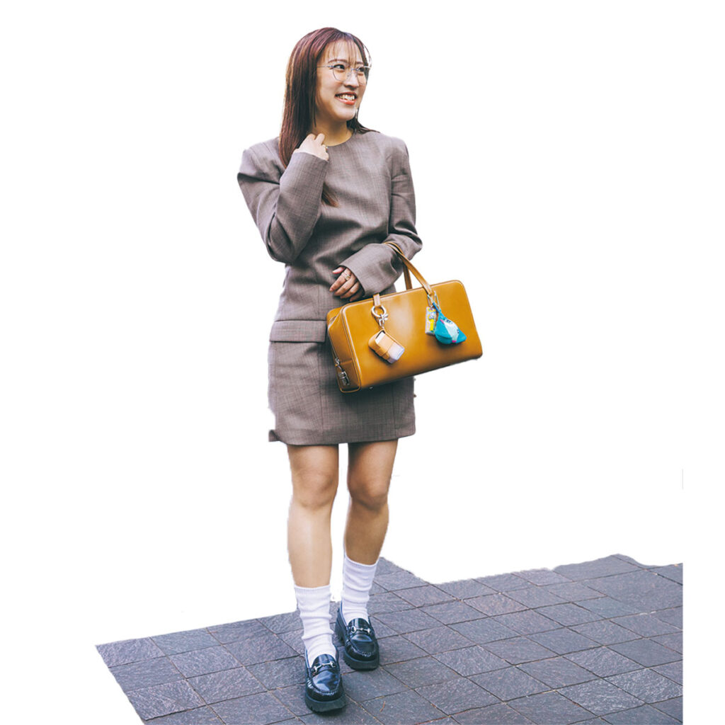 ブラウンのミニワンピとローファーのコーデ