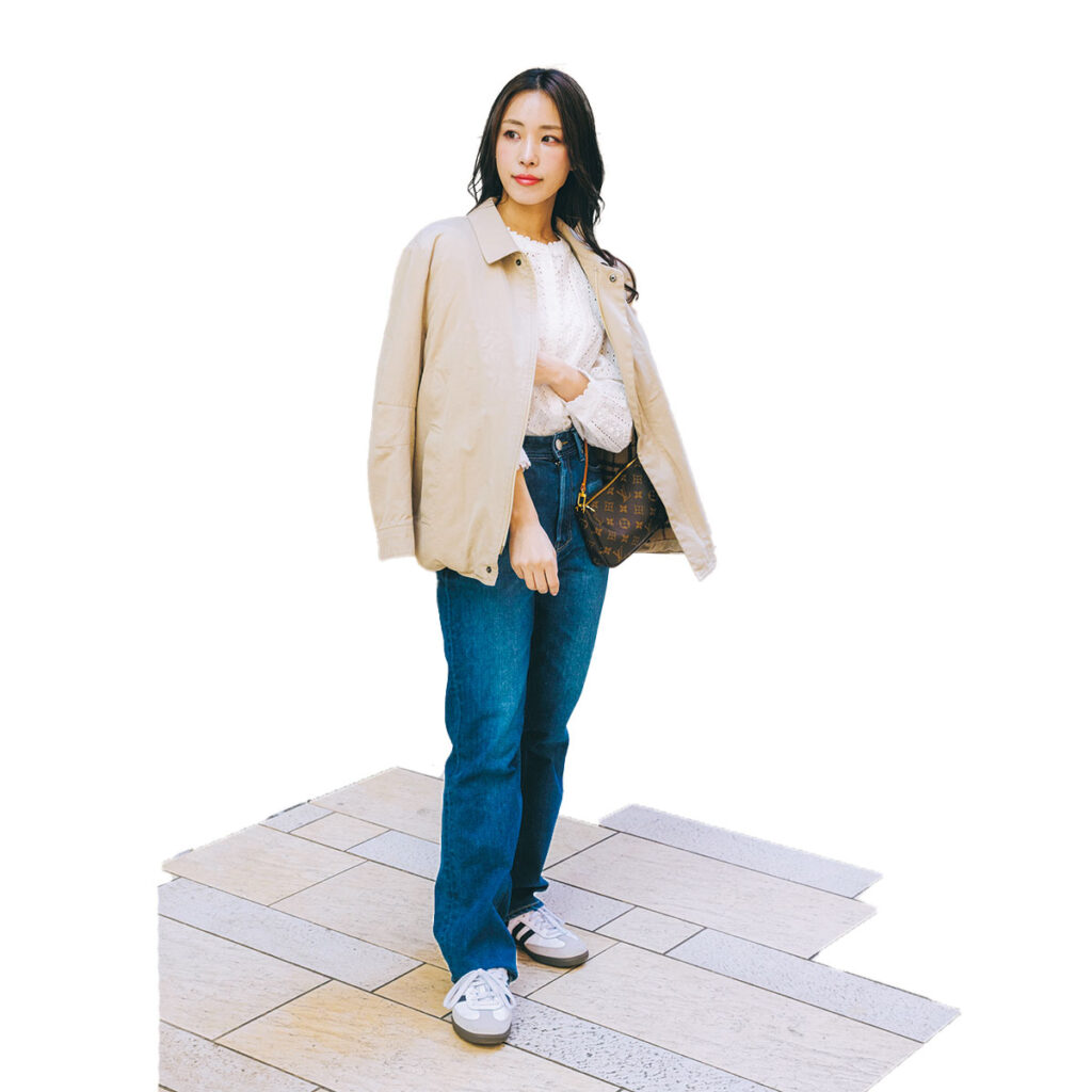 ブラウスとデニムの大人カジュアルコーデ