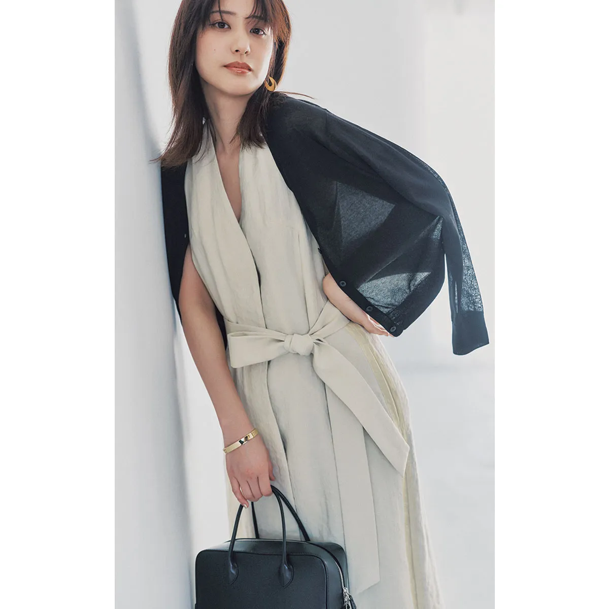 骨格ストレートにおすすめのVネックワンピ×シアーカーデの山崎紘菜さん