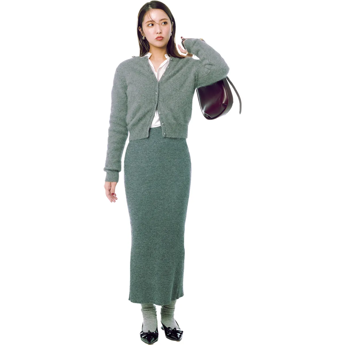 骨格ストレートにおすすめのニットスカート×カーデの石川恋さん