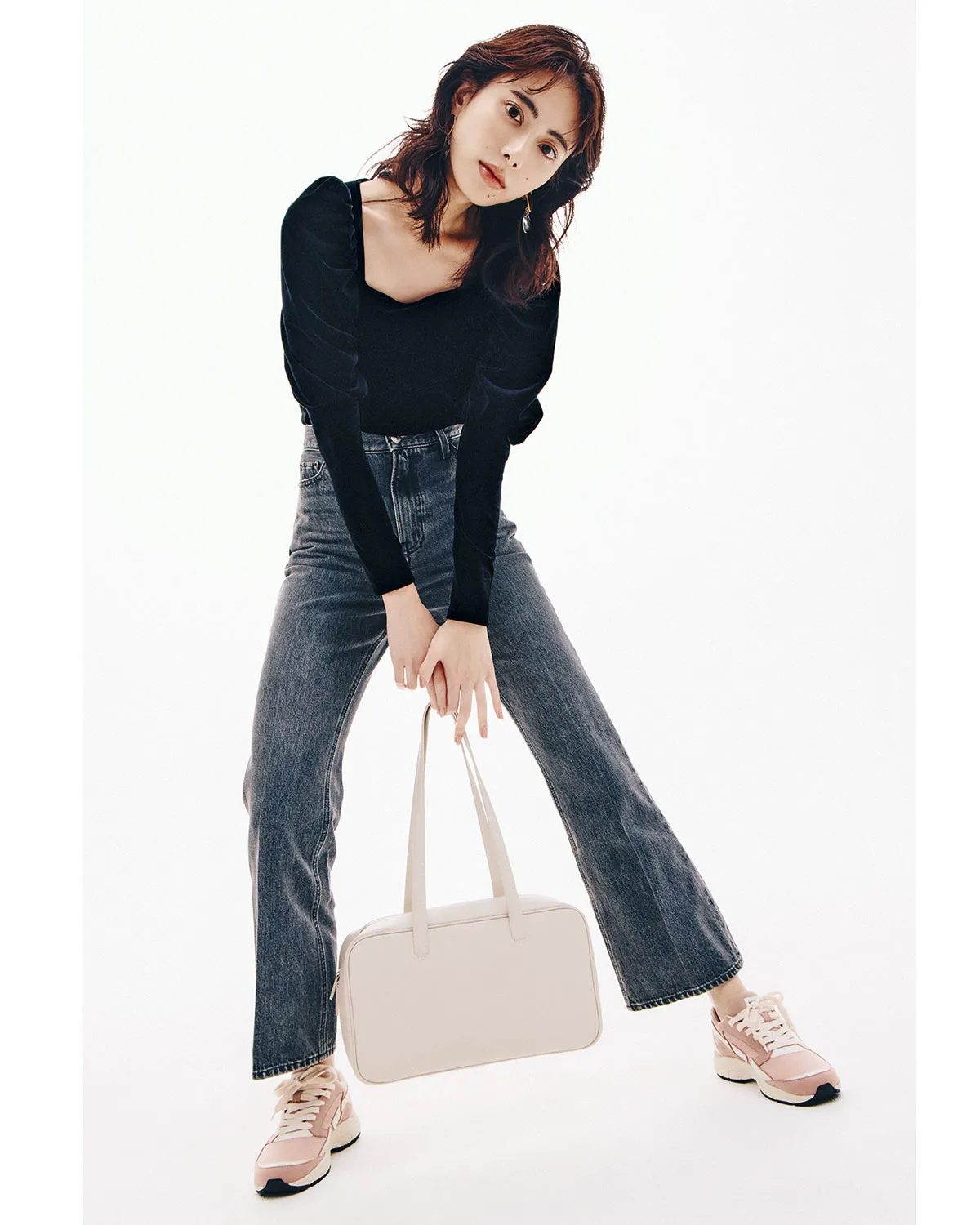 ウォッシュ加工が施された今っぽフレアデニムコーデ