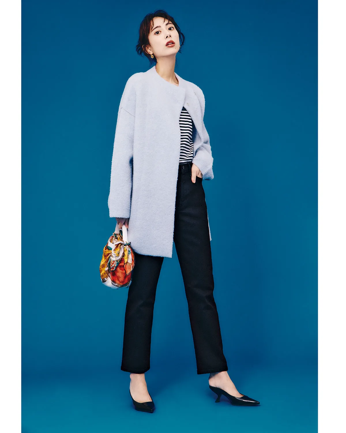 テーパードシルエットの黒色デニムコーデ