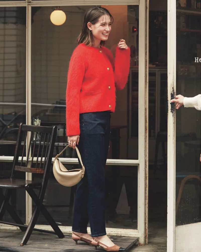 カラーカーディガンとジーンズを合わせたクリスマスルック