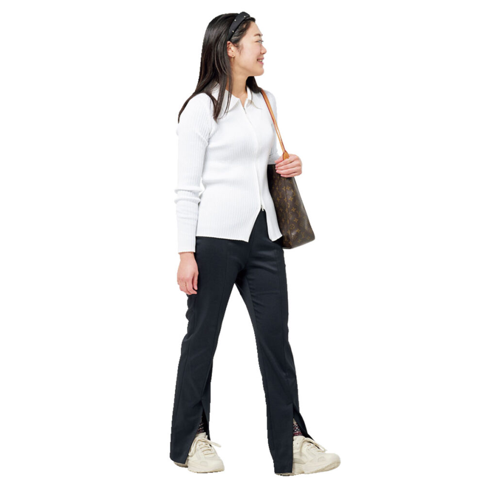 白ニットカーデと黒パンツとハイテク白スニーカーのコーデ