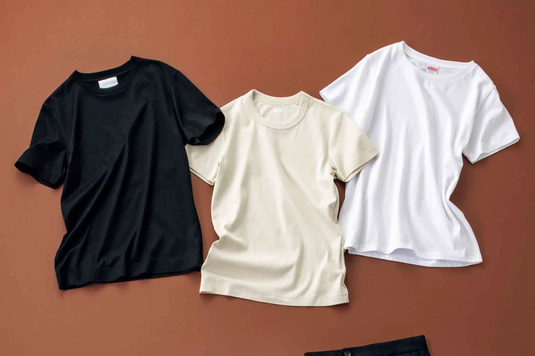 黒、クリーム、白のTシャツ3点
