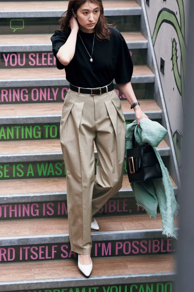 黒Tシャツにバレルパンツ、パンプスを履いた女性