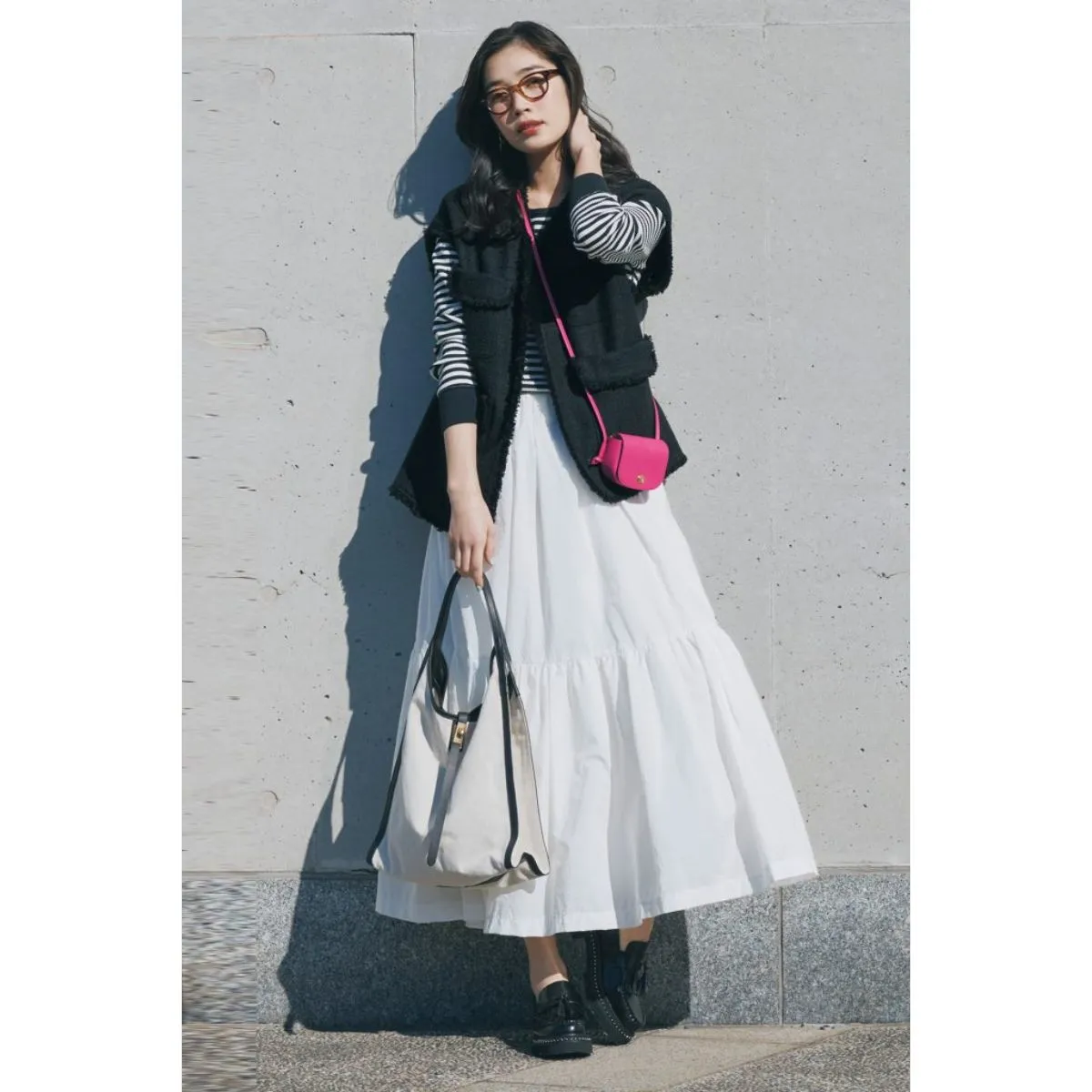 ボーダー×ティアードスカートにツイードジレを羽織った林田岬優さん