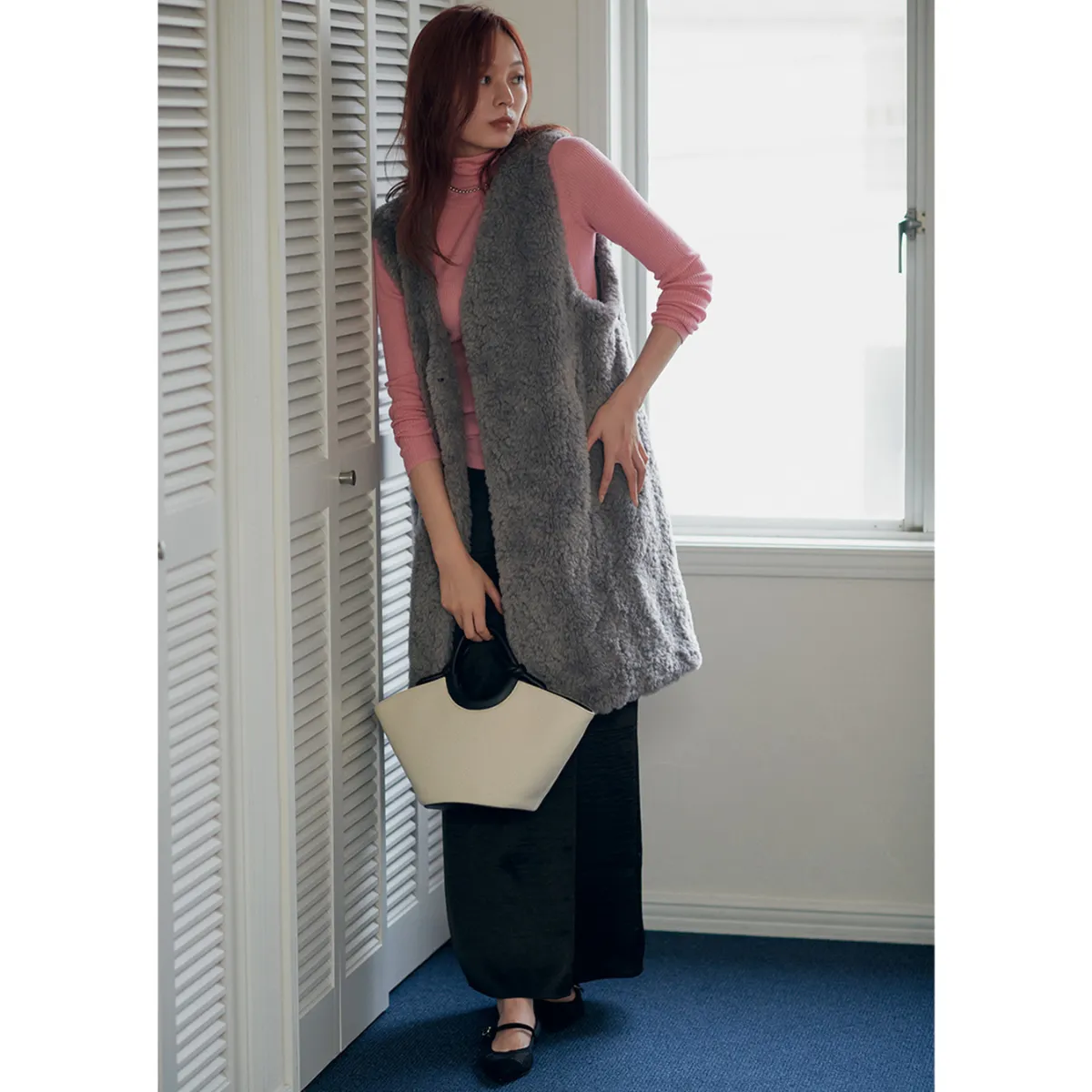 冬のジレコーデでおすすめのピンクタートル×黒スカートにファージレを羽織った梅澤美波さん