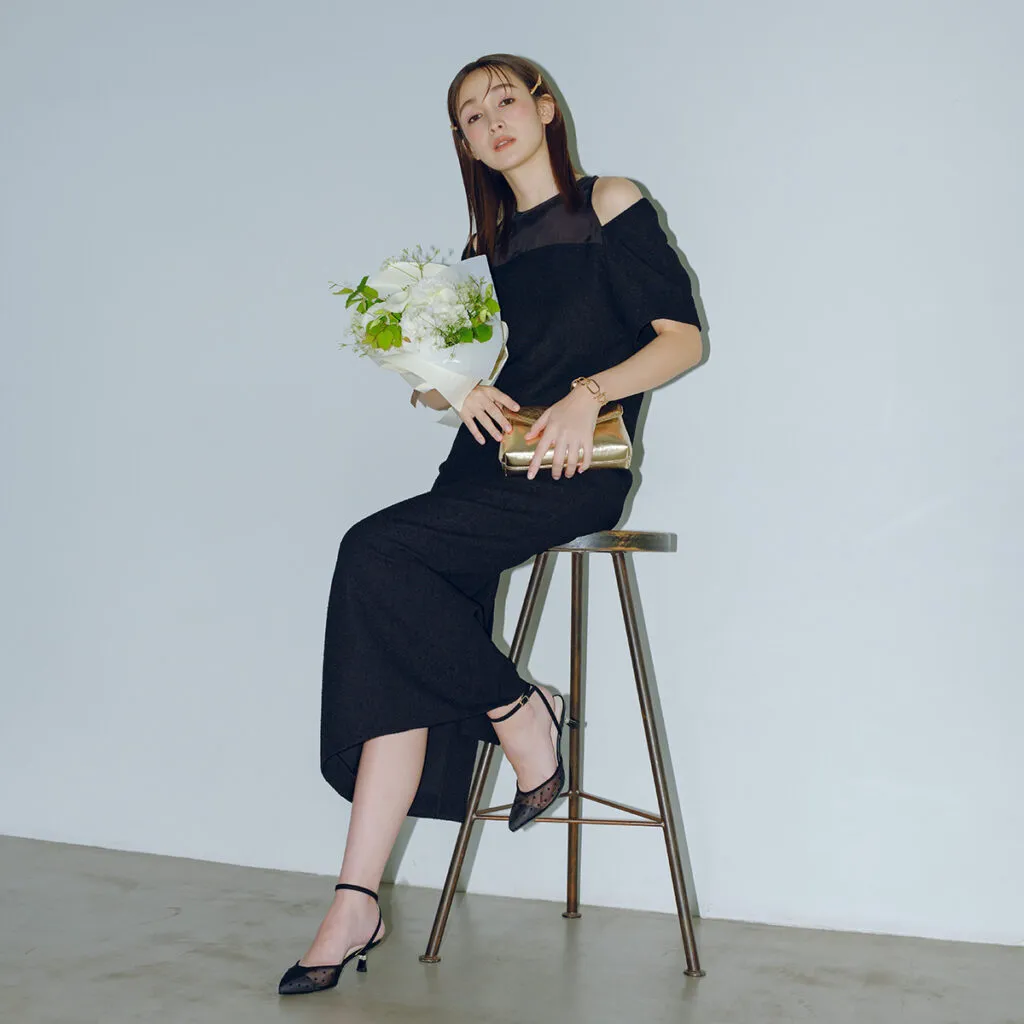 結婚式におすすめの黒ドレス×ゴールドバッグの藤井サチさん