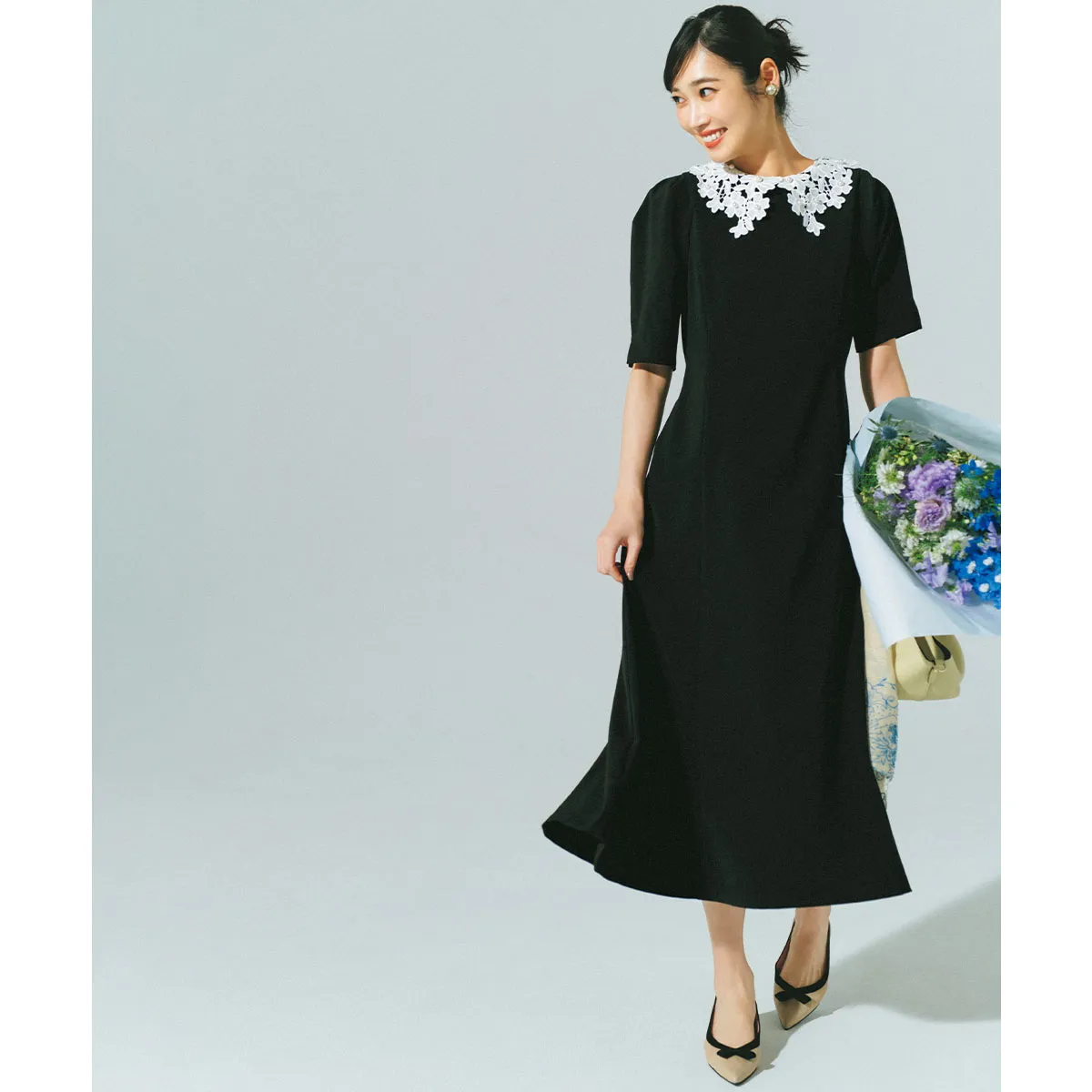 結婚式におすすめのレース衿がついた黒ドレスの林田岬優さん