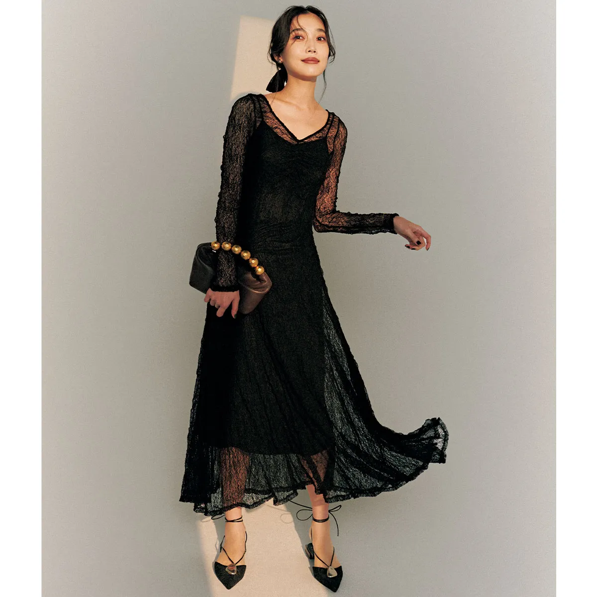 結婚式におすすめの黒のレースドレスの林田岬優さん