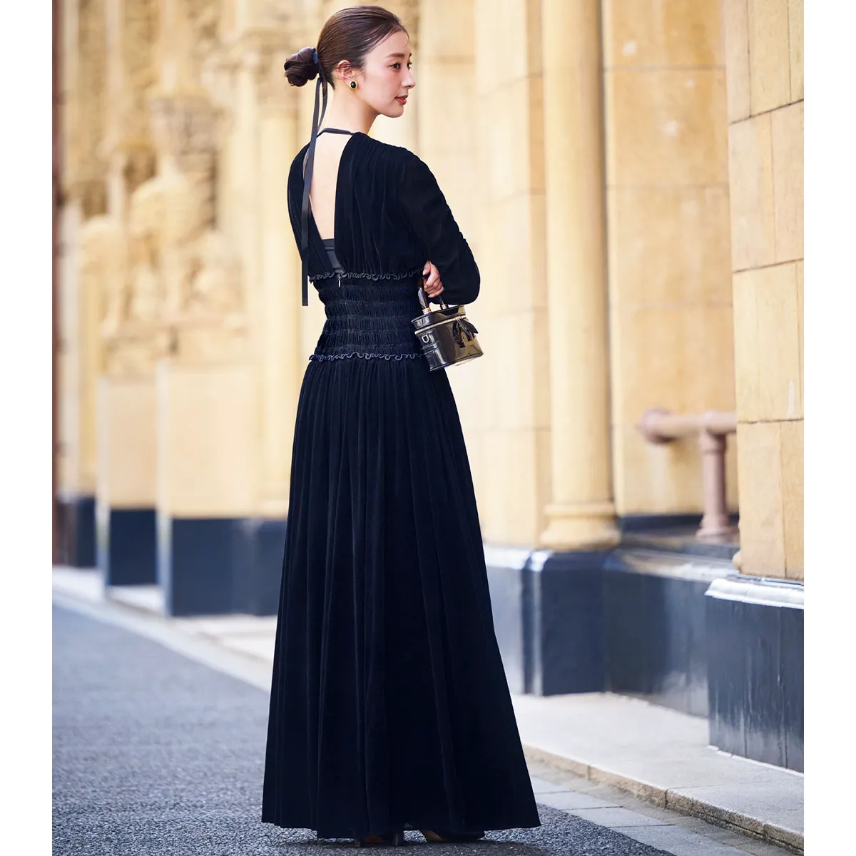 結婚式におすすめの黒のベロアドレスの宮本茉由さん