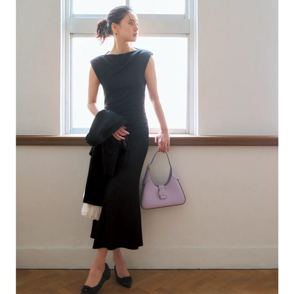 結婚式におすすめの黒ドレス×ラベンダーカラーバッグの藤井夏恋さん