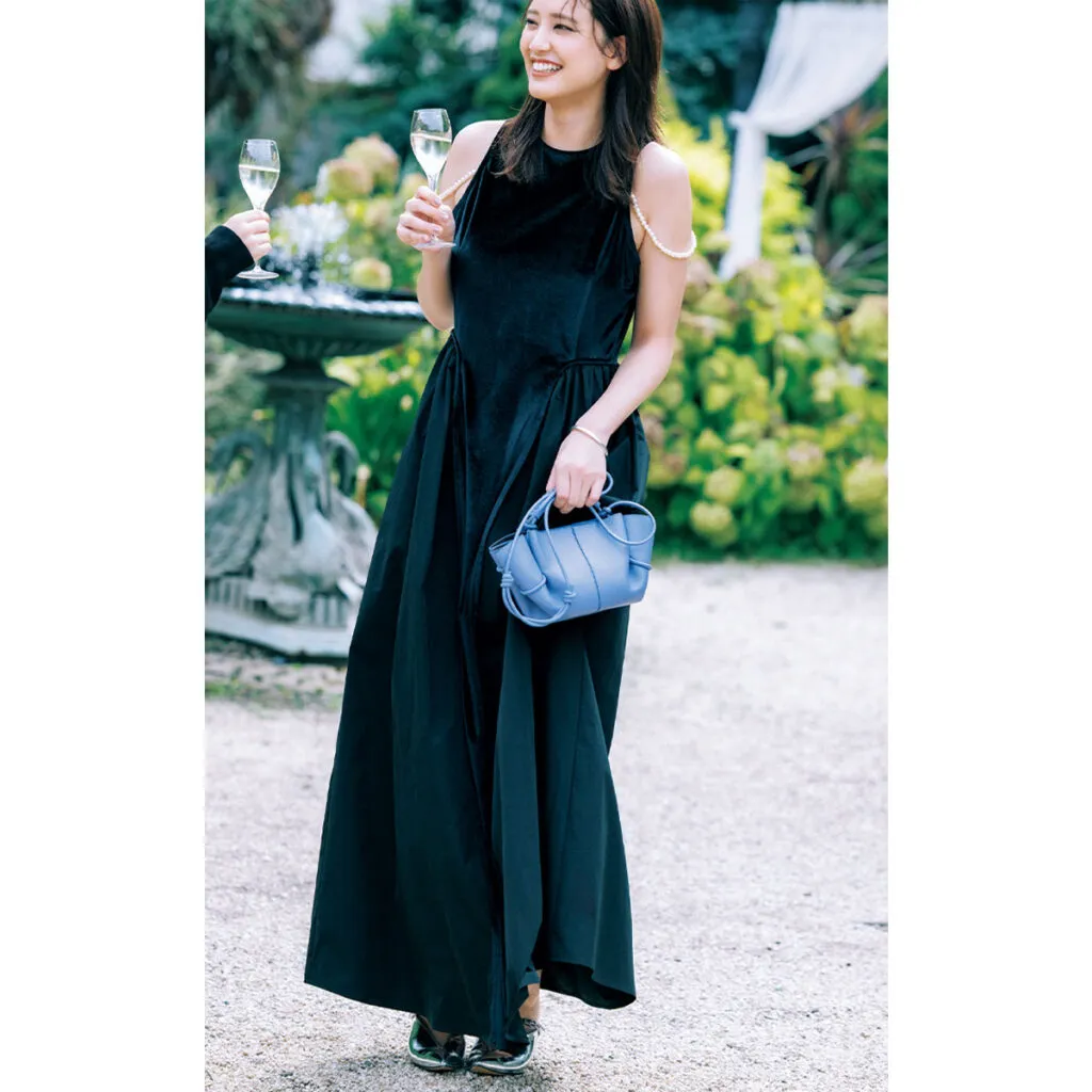 結婚式におすすめのパールストラップがついた黒ドレスの山崎紘菜さん