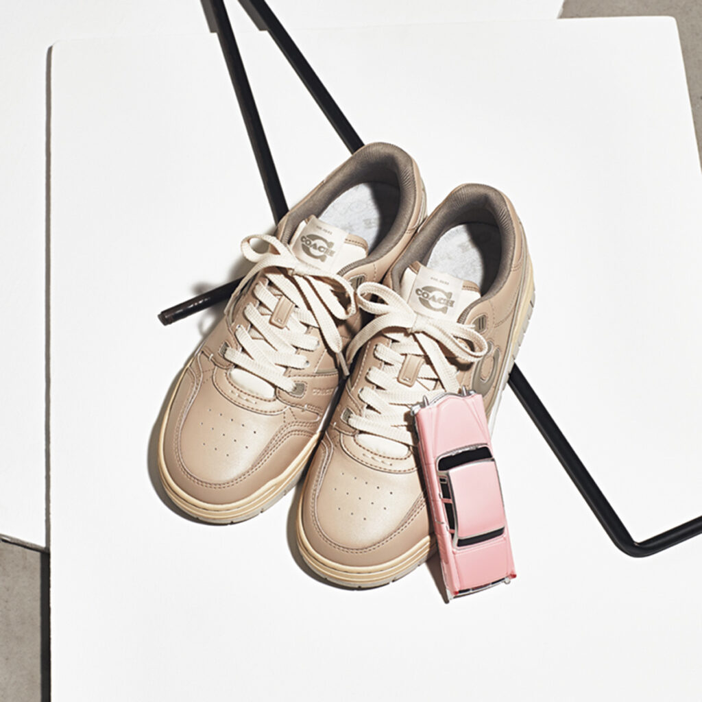 コーチのスニーカーと車型シューチャーム