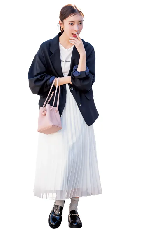 プリーツスカート コーデ・白のプリーツスカート×ロゴTシャツ×ジャケットコーデ