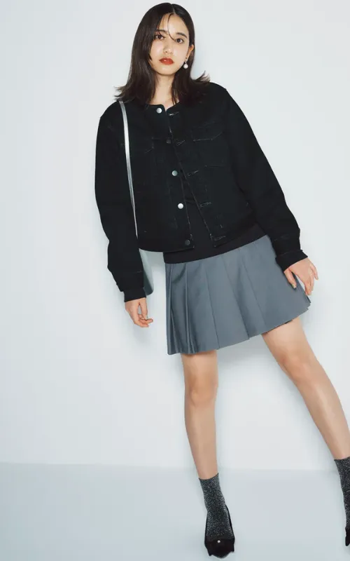 プリーツスカート コーデ・グレーミニ丈プリーツスカート×デニムジャケットコーデ