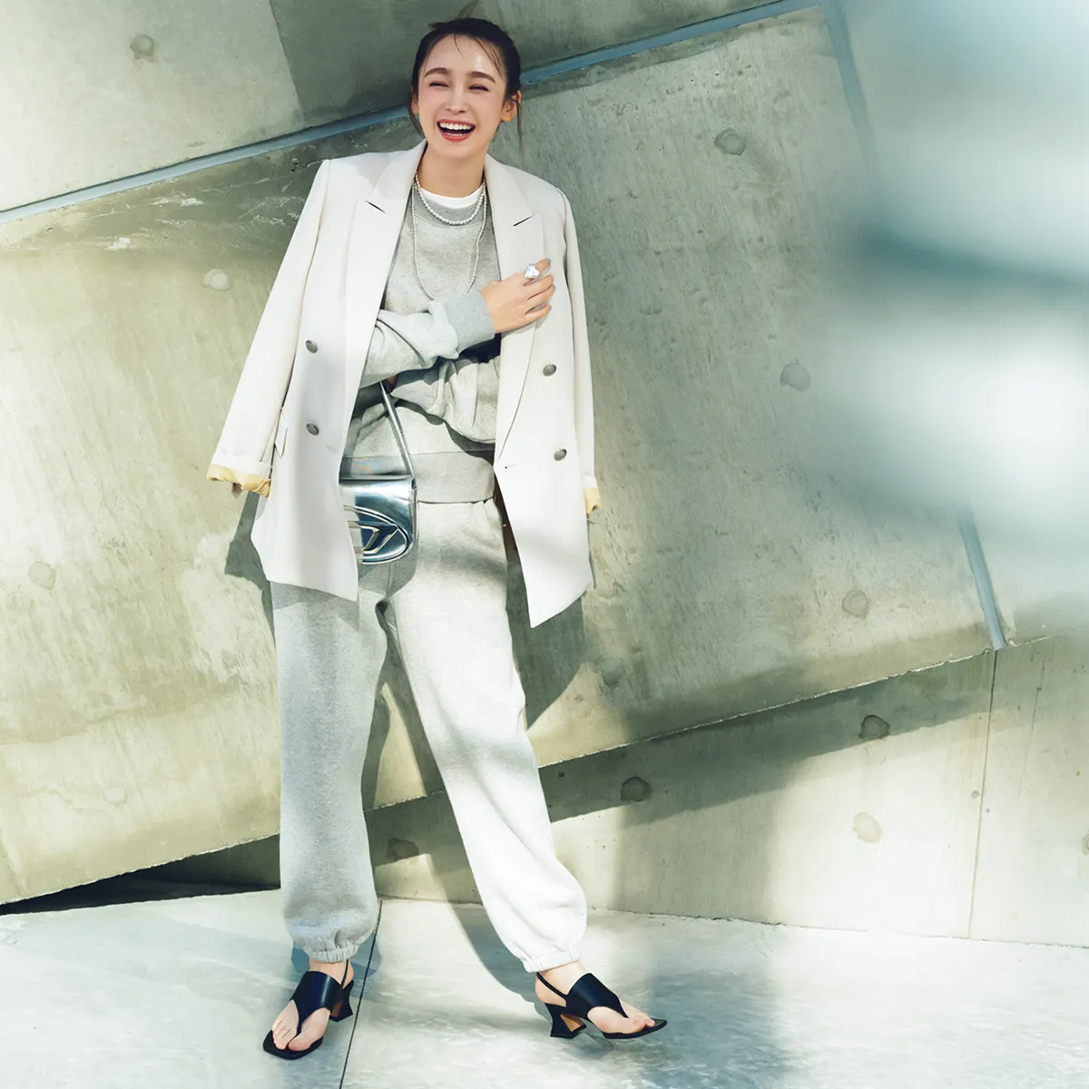 骨格ナチュラルに似合うスウェットパンツ×スウェット×ジャケットの藤井サチさん