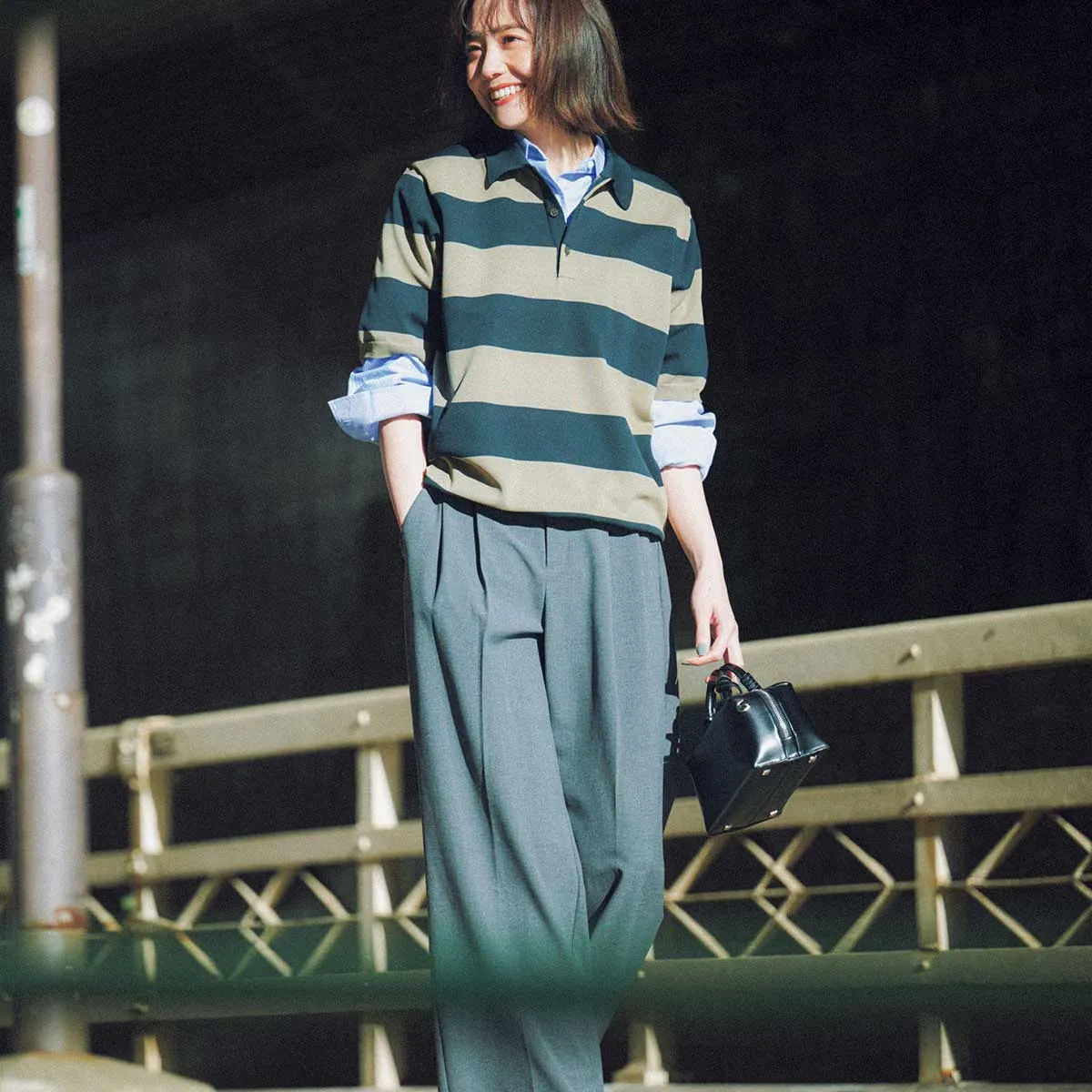 骨格ナチュラルに似合うボーダー柄のラガーシャツ×スラックスの松井愛莉さん