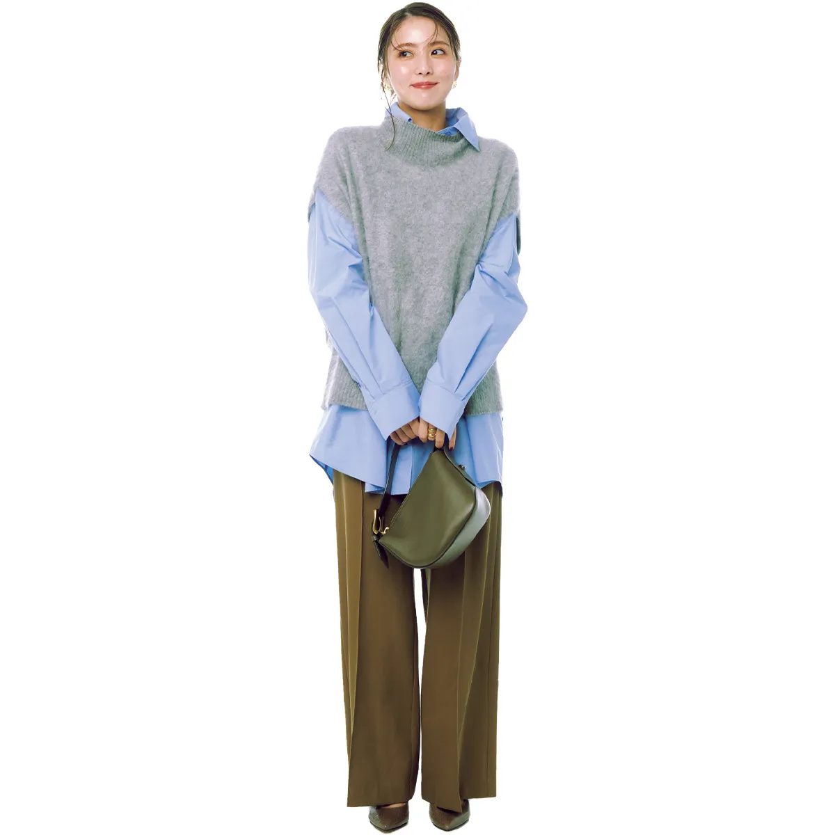 骨格ナチュラルに似合うグレーベスト×シャツ×パンツの石川恋さん