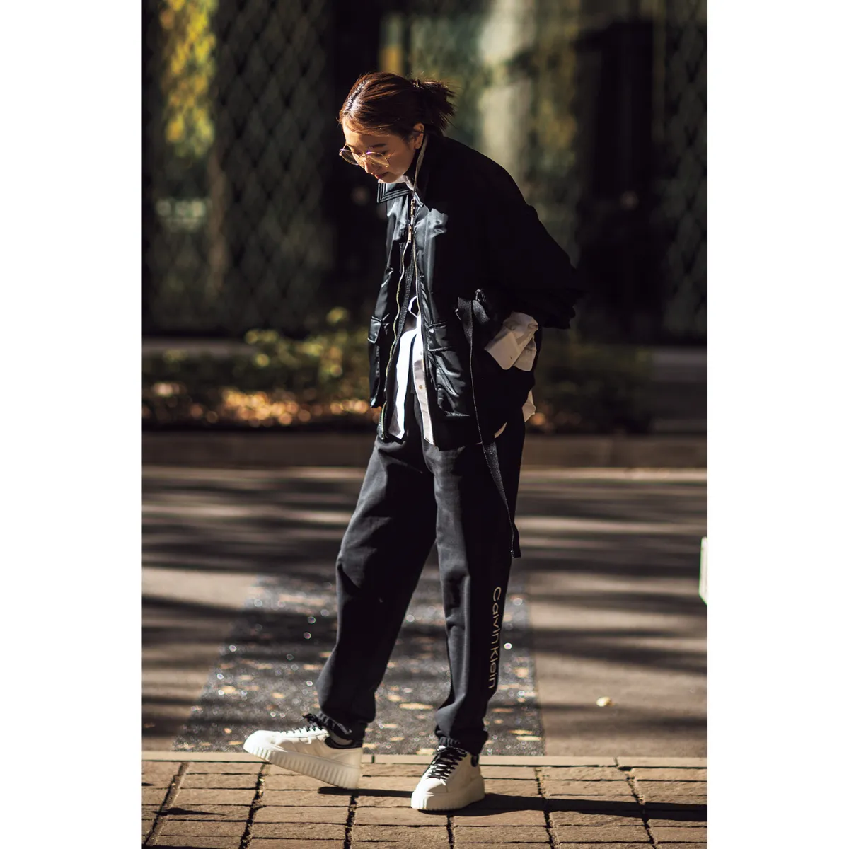 骨格ナチュラルに似合う黒ブルゾン×スウェットパンツの鹿沼憂妃さん