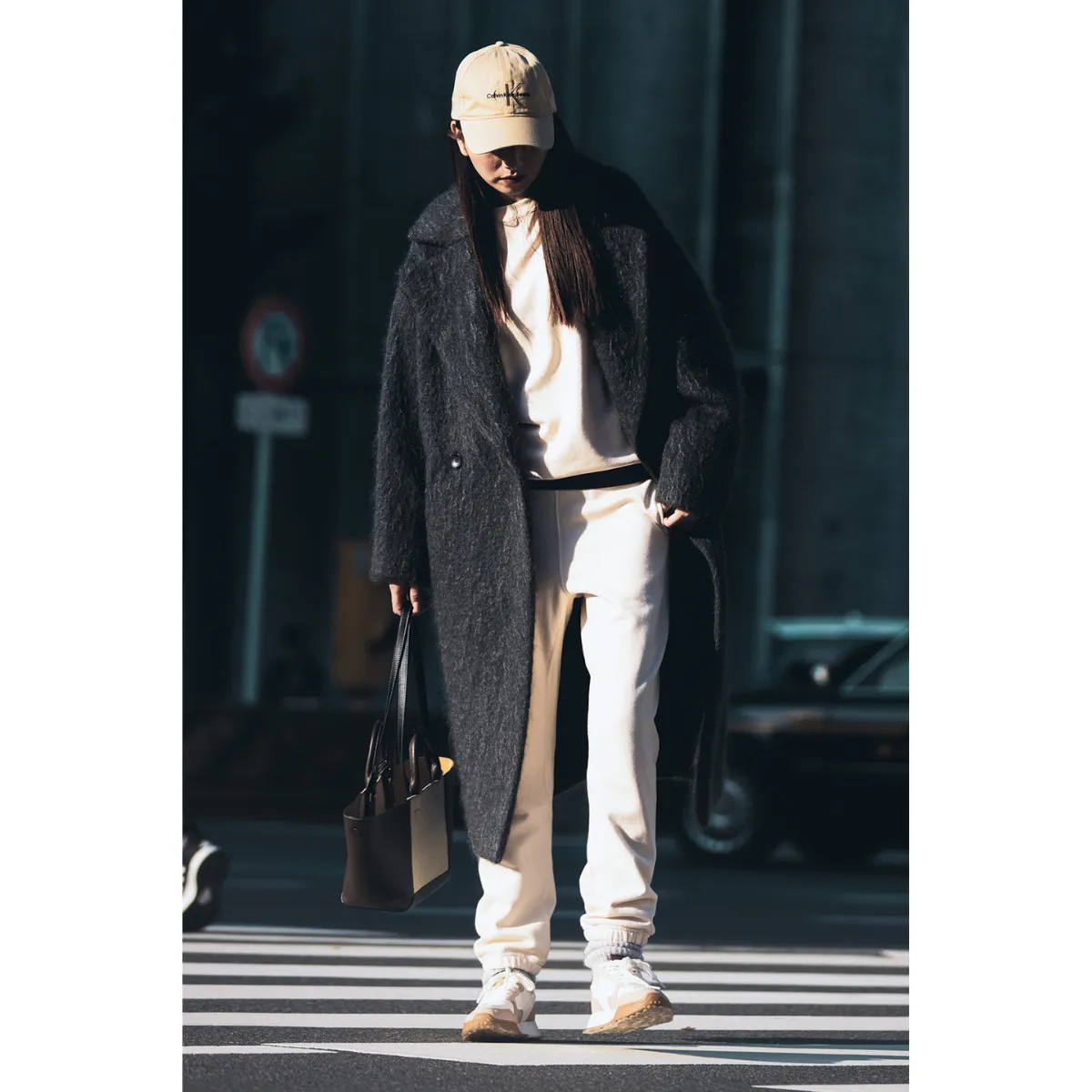 骨格ナチュラルに似合うロングコート×スウェットパンツの鹿沼憂妃さん