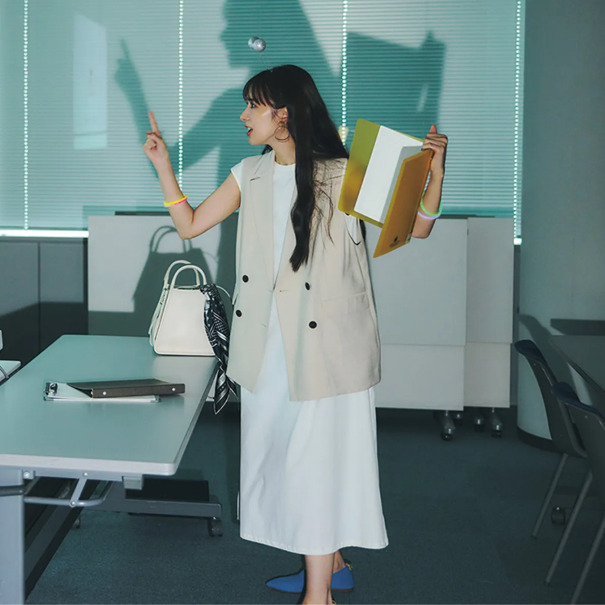 骨格ナチュラルに似合う白ワンピ×ジレの宮本茉由さん