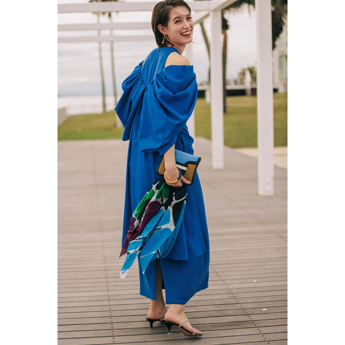 骨格ナチュラルに似合う青ワンピースのトラウデン直美さん