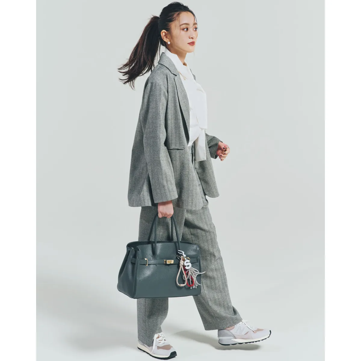 骨格ナチュラルに似合うジャケット×パンツのセットアップにボウタイブラウスを合わせた松山莉奈さん